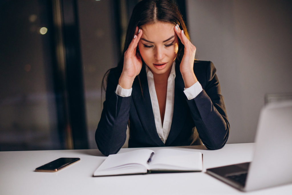 befolyásolja a stressz az emésztést - stresszes nő az irodájában